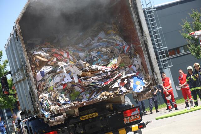 Nicht nur die Verdichtung stand in Flammen, sondern der ganze Containerinhalt. | Foto: laumat.at