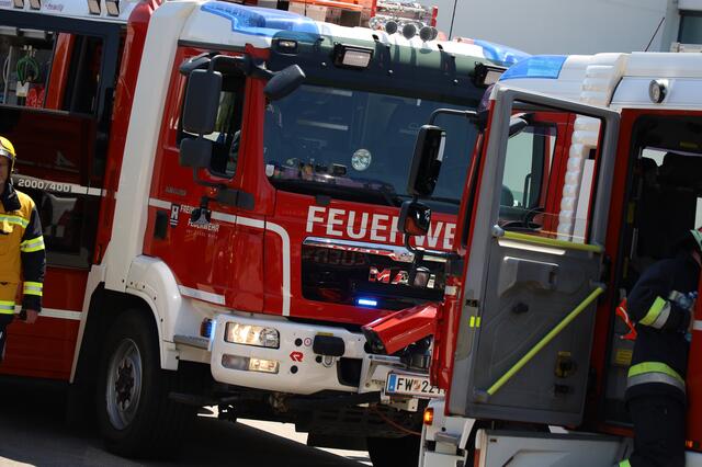 Nicht nur die Verdichtung stand in Flammen, sondern der ganze Containerinhalt. | Foto: laumat.at