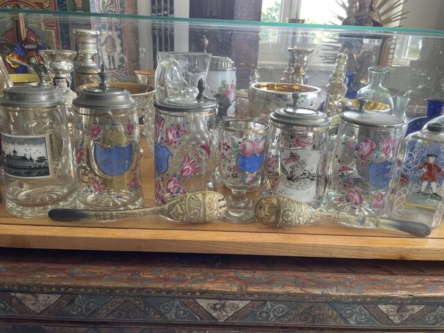 Krüge aus Böhmischer Glaskunst und Besteck aus gefeilten Kuhhörnern in der selbst geschreinerten Vitrine. | Foto: BRS