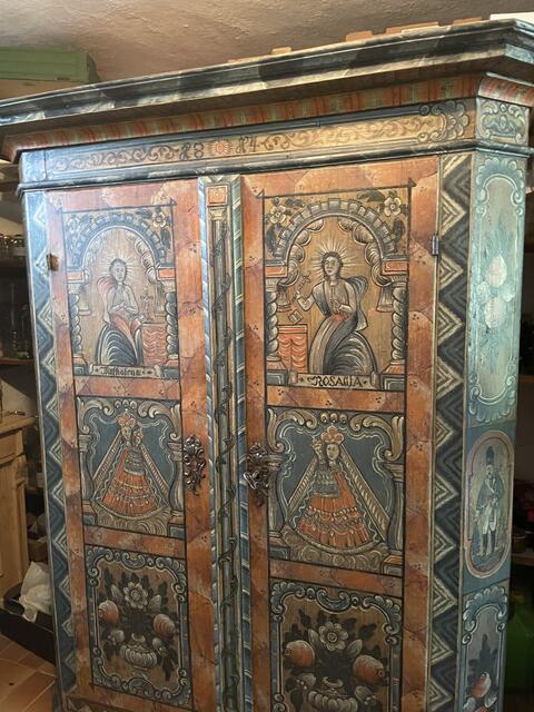 Eine unglaubliche Sammlung hat der mittlerweile 82-Jährige zu bieten: Vorrangig Bauernmöbel aus den letzten drei Jahrhunderten und noch vieles mehr. | Foto: BRS