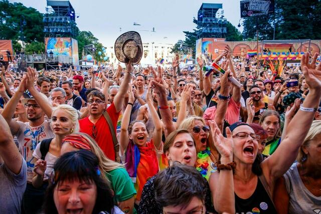 Zehntausende Teilnehmerinnen und Teilnehmer nehmen jährlich an der Wiener Regenbogenparade teil. | Foto: EuroPride/Vienna Pride