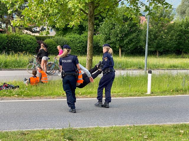 Die Polizei beendete die Blockade in Kranebitter Allee gegen ( Uhr. | Foto: zeitungsfoto.at