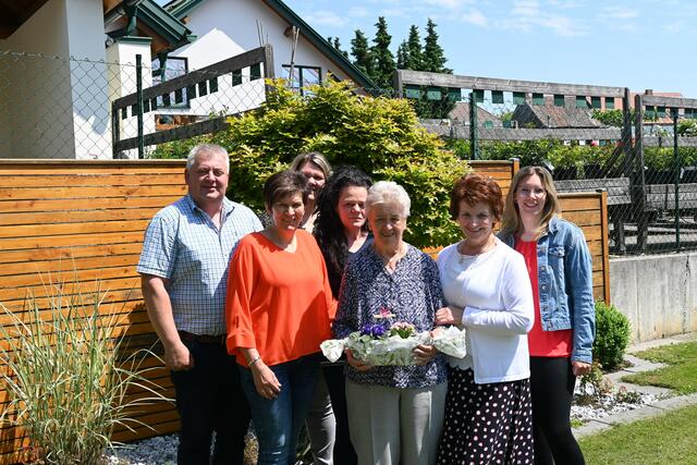 Am Bild von links: Andrea und Erwin Geitzenauer (Schwiegertochter u. Sohn), Julia Geitzenauer-Barth (Enkelin), Isabella Edlinger (Bauernbund), Ernestine Geitzenauer, Bgm. Ludmilla Etzenberger, Tanja Maurer (Enkelin) | Foto: Stadtgemeinde Gföhl