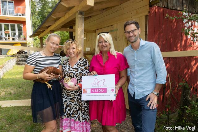 Von links: Elisabeth Strohmayer, Pro Juventute Hallein Hochgerichtweg, Lisa Leopardi, Claudia Geiger, Pressesprecherin Pro Juventute und Markus Halbartschlager. | Foto: Mike Vogl/Vogl-Perspektive