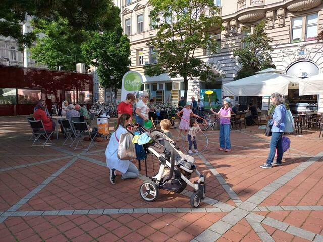 Beim "Bewegten Wallensteinplatz" sind Menschen jeden Alters zum Mitmachen eingeladen. | Foto: KWP