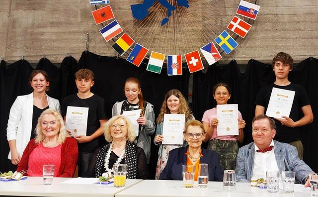 Stehend von links nach rechts: Lehrerin Johanna Friedrich mit den Schülerinnen und Schülern Philipp Haderer, Hannah Viktorin, Pia Oppelmayer, Cäcilia        Maly, Gregor Ott;  sitzend von links nach rechts einige Jurymitglieder der Hainburger Autorenrunde: Helene Levar, Gertrud Hauck, Erika Lugschitz und Erwin Matl
 | Foto: Olga Murzina