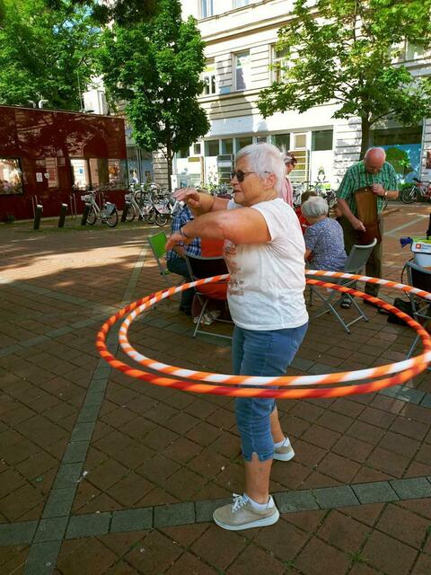 Ob Tanzen oder Hula-Hoop: Am Wallensteinplatz wird jeden Dienstag ein vielfältiges Bewegungsprogramm geboten. | Foto: KWP