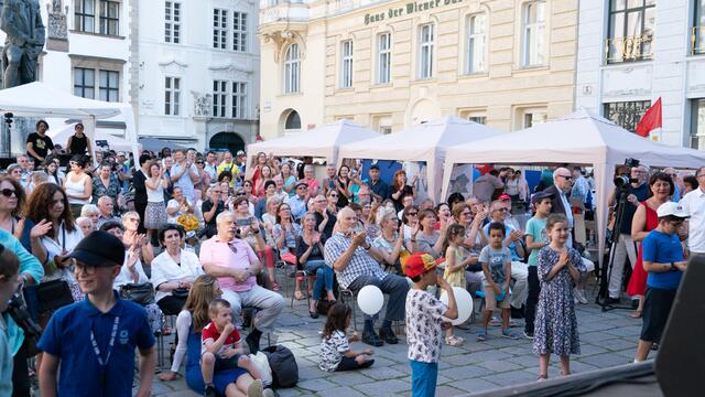 Rund 3.000 Leute feierten vergangenes Jahr gemeinsam am Judenplatz. | Foto: IKG/Schmidl