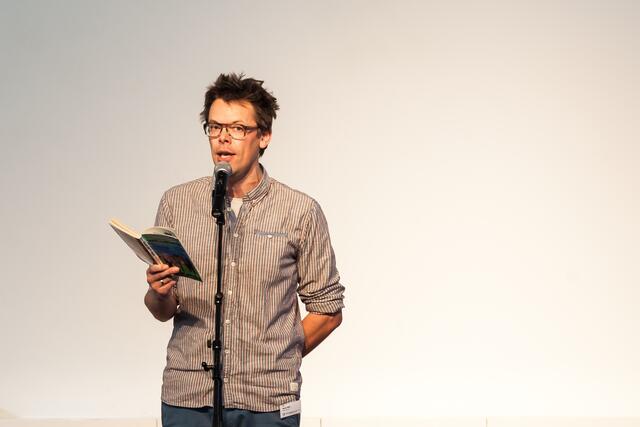 Markus Köhle liest u.a. aus seinem Roman „Das Dorf ist wie das Internet, es vergisst nichts.“  | Foto: Andreas Schlagin