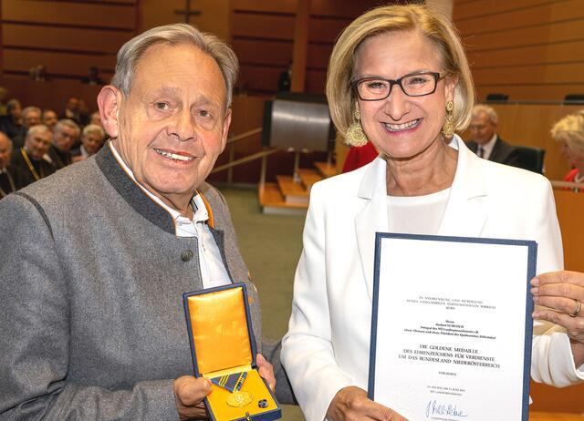 Herbert Schleich erhielt von Landeshauptfrau Johanna Mikl-Leitner die Goldene Medaille für Verdienste um das Bundesland Niederösterreich | Foto: Martin Schleich und NLK Burkhart