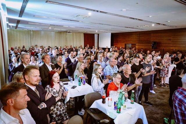 Im Asia Hotel in Leoben versammelten sich Partnerinnen und Partner der Iron Road, Anhängerinnen und Anhänger sowie Vertreterinnen und Vertreter aus Politik und Wirtschaft um den Kick-off beizuwohnen.   | Foto: Freisinger
