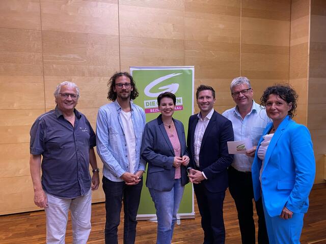 V.l.n.r.: Obmann des Vereins Lebensraum Mattigtal, Stefan Paul, Vertreter der "Letzten Generation" Jacob Ranftl, Landtagsabgeordnete Dagmar Engel, Abgeordneter zum Nationalrat David Stögmüller, Stadtrat Günther Winterstätter und zuständige für die Öffentlichkeitsarbeit der Grünen Braunau, Gabriele Scherrer. | Foto: BRS/Höflsauer