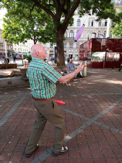 Ob Tanzen oder Hula-Hoop: Am Wallensteinplatz wird jeden Dienstag ein vielfältiges Bewegungsprogramm geboten. | Foto: KWP