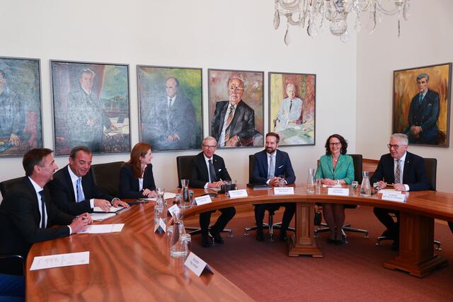 Im Bild die neue Landesregierung v.l.: Landesrat Martin Zauner, Landesrat Christian Pewny, Landeshauptmann-Stellvertreterin Marlene Svazek, Landeshauptmann Wilfried Haslauer, Landeshauptmann-Stellvertreter Stefan Schnöll, Landesrätin Daniela Gutschi und Landesrat Josef Schwaiger bei der 1. Regierungssitzung nach der Angelobung. | Foto: Franz Neumayr
