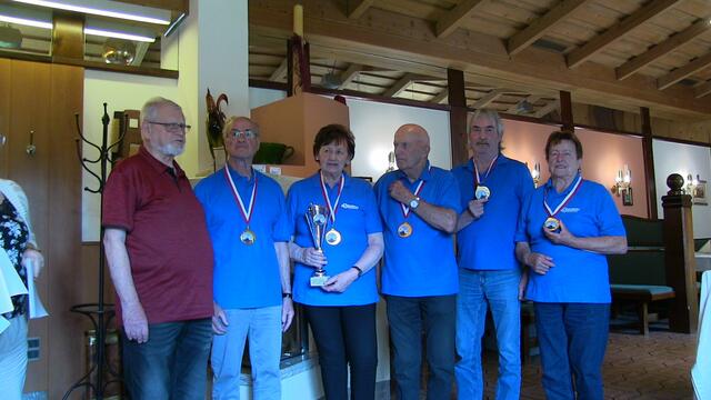 Turnierleiter Siegfried Lippnig (l.) und die Sieger-Mannschaft aus Prambachkirchen. | Foto: Seniorenbund