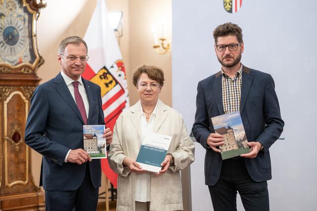 Landeshauptmann Mag. Thomas Stelzer, Konsulentin Dr.in Brigitte Kepplinger, Obfrau des Vereins Schloss Hartheim, und Mag. Florian Schwanninger, Leiter des Lern- und Gedenkortes Schloss Hartheim. | Foto: Land OÖ/Mayr
