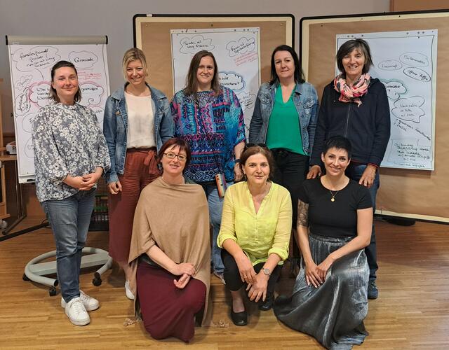 Vorne: Birgit Appelt (SPES Familien-Akademie), Elisabeth Wurzer(Frühe Hilfen), Selina Straubinger (SPES Familien-Akademie). Hinten: Sabine Weninger-Bodlak (Mädchen- und Frauenzentrum Insel Scharnstein), Stephanie Millinger (SPIEGEL Elternbildung), Juliane Kurzmann (Familienbundzentrum Kremsmünster), Susanne Fading (Eltern-Kind-Zentrum Domino Bad Hall), Maria Casagrande (Kinderschutzzentrum Wigwam) | Foto: SPES Familien-Akademie