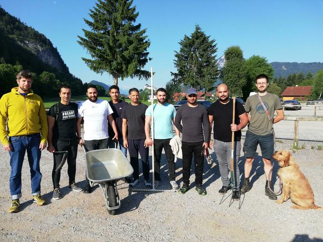 Die freiwilligen Helfer aus Syrien, Palästina und Afghanistan setzen sich für die Umwelt in Kufstein ein. | Foto: Carmen Schwinghammer