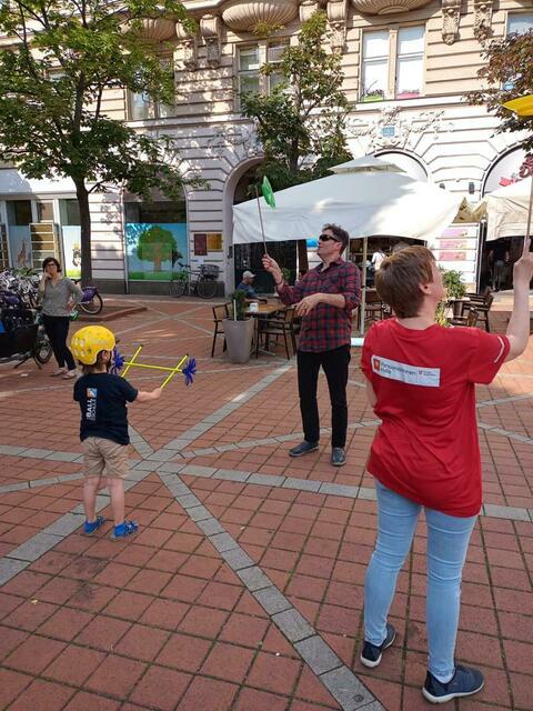 Beim "Bewegten Wallensteinplatz" sind Menschen jeden Alters zum Mitmachen eingeladen. | Foto: KWP