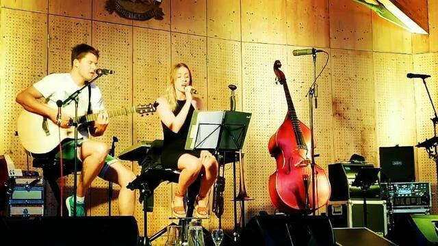 Die eigenen Songs sind allesamt in Mundart verfasst, das bringt den besonderen Charme des Salzkammerguts in die Musik