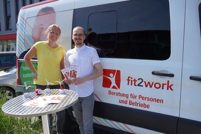 Die Projektkoordinatorin Romana-Stefanie Gaisreiter mit ihrem Kollegen Karel Zenisek (Betriebsberatung) beim Beratungsbus der Initiative fit2Work in Thalgau. | Foto: Emanuel Hasenauer