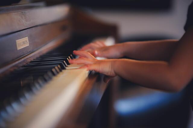 Kinder haben die Gelegenheit, sich musikalisch zu entfalten.  | Foto: Clark Young/Unsplash