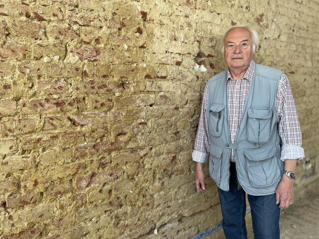 Ernest Cejka im dritten Stock vor der durch Wassereintritt geschädigten Wand. | Foto: mjp