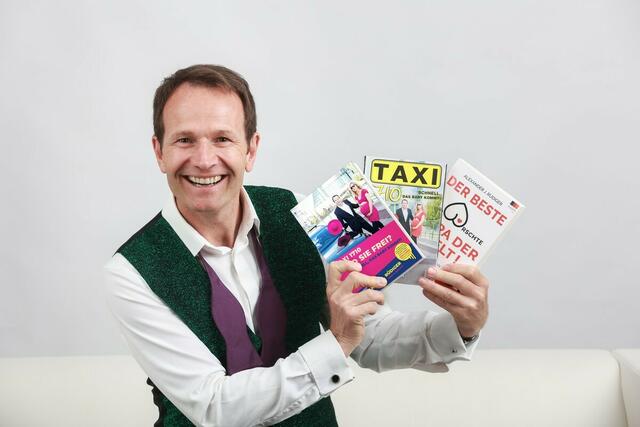 Alexander J. Rüdiger mit seinen bislang drei Romanen | Foto: Alex List