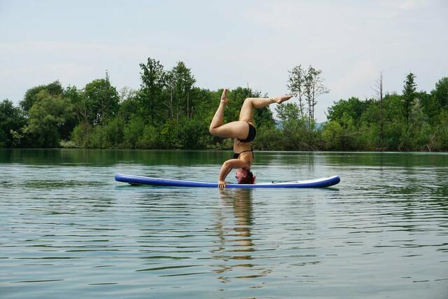 Irmi Stummer turnt sogar am SUP- Board. | Foto: Martina Schweller