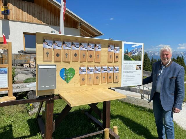 Die vom Patscher Pfarrer Norbert Gapp geweihten Lärchenholz-Schindeln können am Koppeneck zum Preis von 15 Euro gekauft werden. Das Geld fließt in die Realisierung des Serleskirchls. | Foto: Kainz