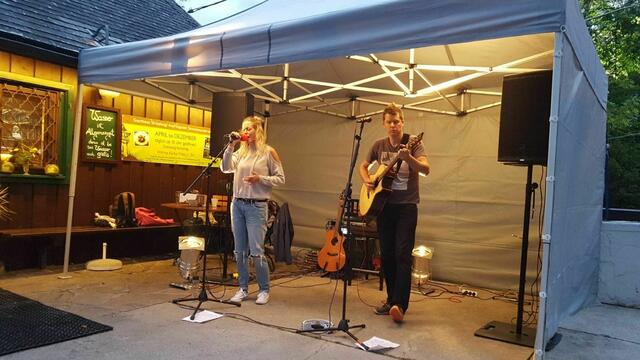 Live präsentieren Lea und Jürgen auch selbstkomponierte Lieder in Mundart