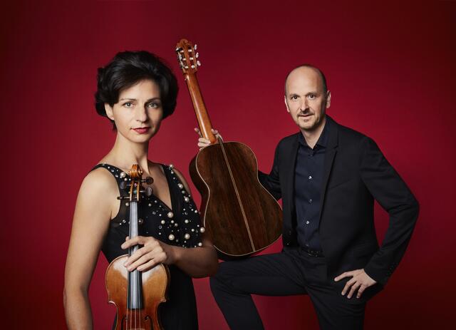 "Tango y Canciones" mit dem Duo Johannes Tonio Kreusch (Gitarre) und Doris Orsan (Violine) im Atelier am Markt. | Foto: Detlef Schneider