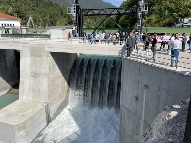 Restwasser geht über das neue Wehrfeld hinweg. | Foto: Reichel