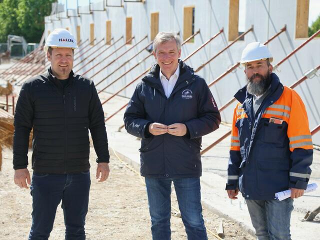 In Stadl-Paura entsteht ein Pferdehotel: Pferdezentrum-Geschäftsführer Johannes Mayrhofer (Mitte) mit den Bautechnikern Markus König (links) und Jürgen Unterholzer | Foto: Pferdezentrum Stadl-Paura