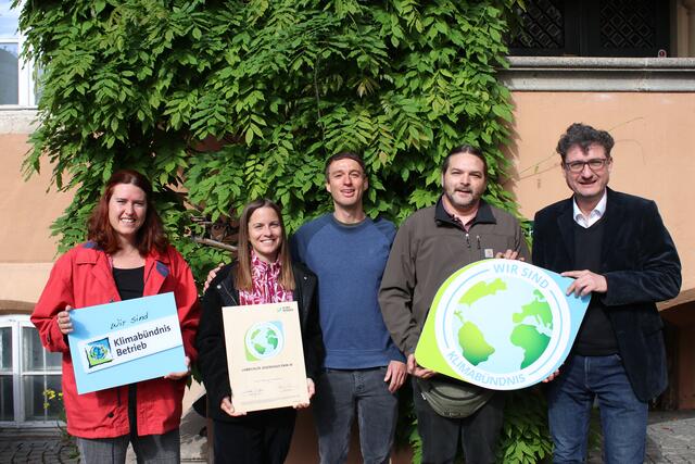 Patricia Erler (Klimabündnis Tirol), Nathalie Müller, Alexander Eder, Andreas Skinner (Jugendhaus Park In) und Andrä Stigger (GF Klimabündnis Tirol)
 | Foto: Klimabündnis Tirol