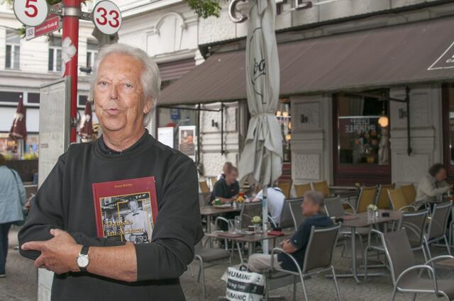 Franz Haider präsentiert stolz sein neues Werk.
| Foto: Wolfgang Unger