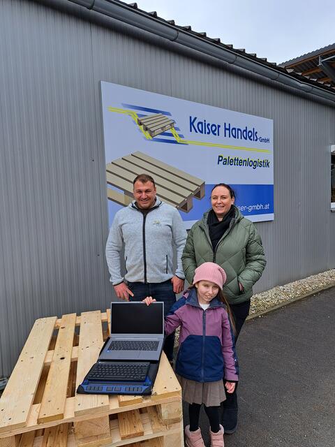Jana und ihre Mutter Sabine dankten bei der Übergabe des neuen Gerätes Herrn Preuer für das Geschenk. | Foto: Kaiser Handels GmbH
