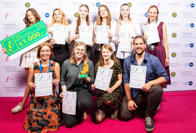 Das Lehrpersonal und die Schülerinnen der St. Gilgen International School, des Gymnasiums Bad Ischl und der Handelsakademie Bad Ischl freuen sich über die Auszeichnung ihres Nachhaltigkeitprojektes Green Minds. Das Preisgeld von 1.000 Euro wird für die Umsetzung neuer Ideen verwendet. | Foto: Monika Fellner