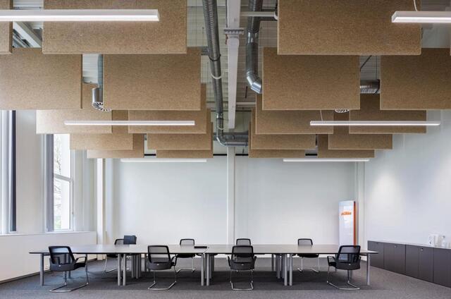 Deckensegel aus Hanf von Silent Fiber für ein KTM-Büro in Anif. | Foto: Synthesa