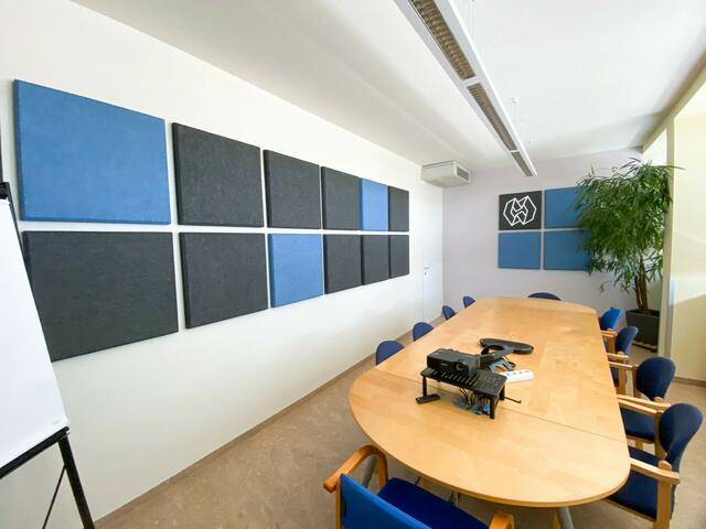 Besprechungsraum und Büro in Wien mit Hanf-Akustikplatten an der Wand. | Foto: SilentFiber.net