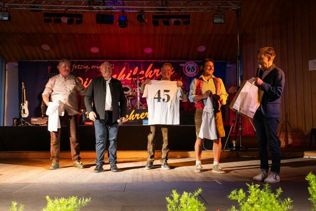 Seit 45 Jahren Stubai-Botschafter: Die Schilehrer alias Hans Unterweger, Günter Mussack und Leo Pfurtscheller im Bild mit Bgm. Hans Deutschmann (r.) und TVB-Ortsobmann Michael Bacher (2.v.l.) | Foto: privat