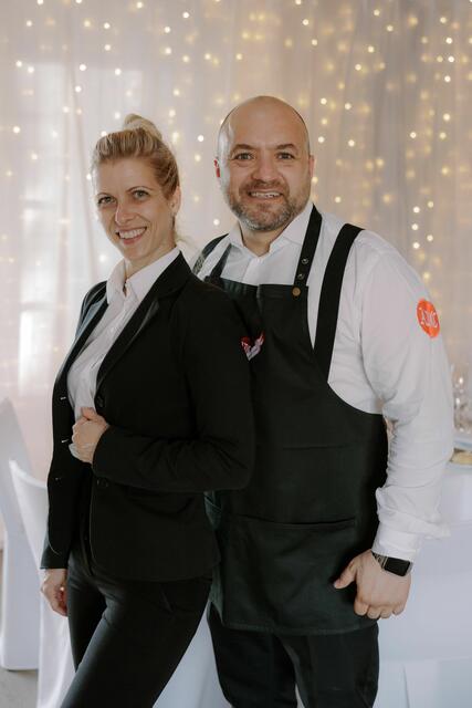 Catering-Leiterin Kalina gemeinsam mit Sezgin. | Foto: Ivory Rose Photography