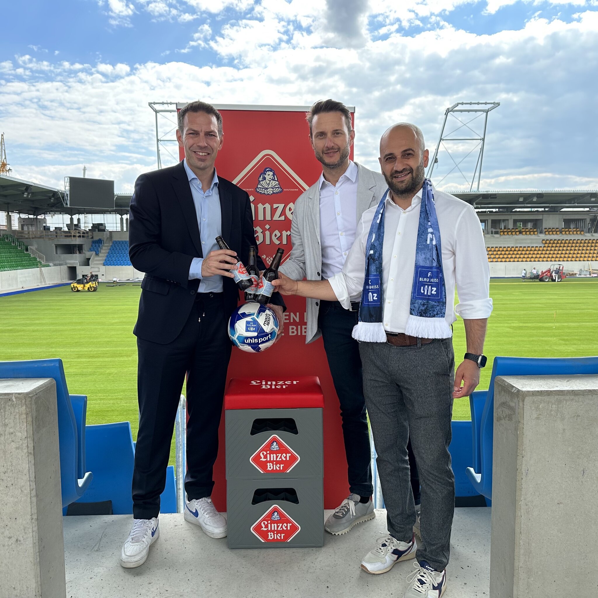 Linzer Fc Neue Kooperation: Linzer Bier wird offizieller Partner vom FC Blau-Weiß ...
