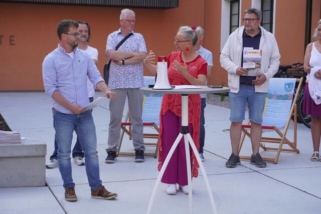 Bürgermeisterin Marion Török mit DI Florian Leregger vom Institut für Umwelt, Friede und Entwicklung.