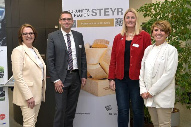 Stadträtin Judith Ringer, Bürgermeister Markus Vogl, Stadträtin Katrin Auer und Netzwerkchefin Daniela Zeiner (v. li.). | Foto: Kainrath