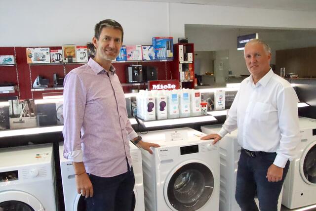 Geschäftsführer Arnold Knor (links): "Immer mehr nehmen die Haustechnik Güssing als guten Arbeitgeber wahr." | Foto: Martin Wurglits