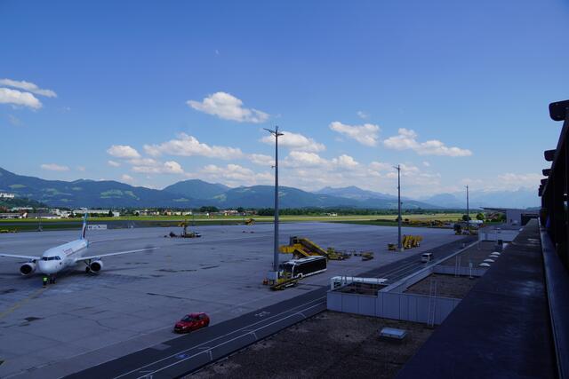 Ein Blick über den Flughafen Salzburg. | Foto: Emanuel Hasenauer
