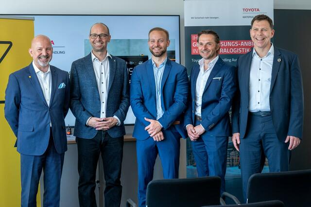 Wolfgang Einer (Executive Vice President Logistics Solutions - Post Systemlogistik), Thomas Hagen (Projektleiter Logistik - Post Systemlogistik), Gerhard Skopal (Projektleiter - Toyota Material Handling Austria), Josef Dax (Director Logistics Solutions - Toyota Material Handling Austria) und Oskar Zettl (Managing Director - Toyota Material Handling Austria) | Foto: Toyota Material Handling