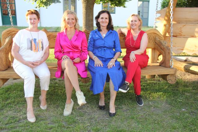 Angelika Niedecky mit Ortschefin und Organisatorinnen. | Foto: Mold