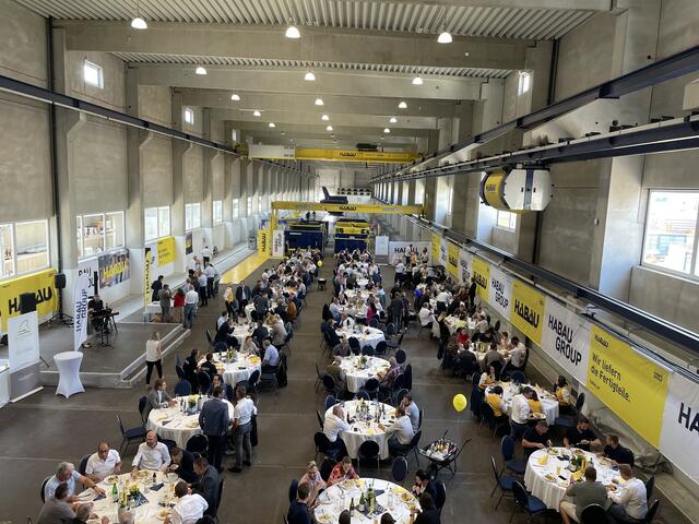 Blick in die Mega-Halle bei der Eröffnungsfeier.